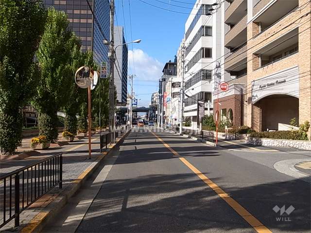 「江坂」駅に続く敷地南側の通り。