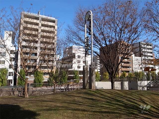 敷地の南側には通りを挟んで『江坂公園』が広がっています。