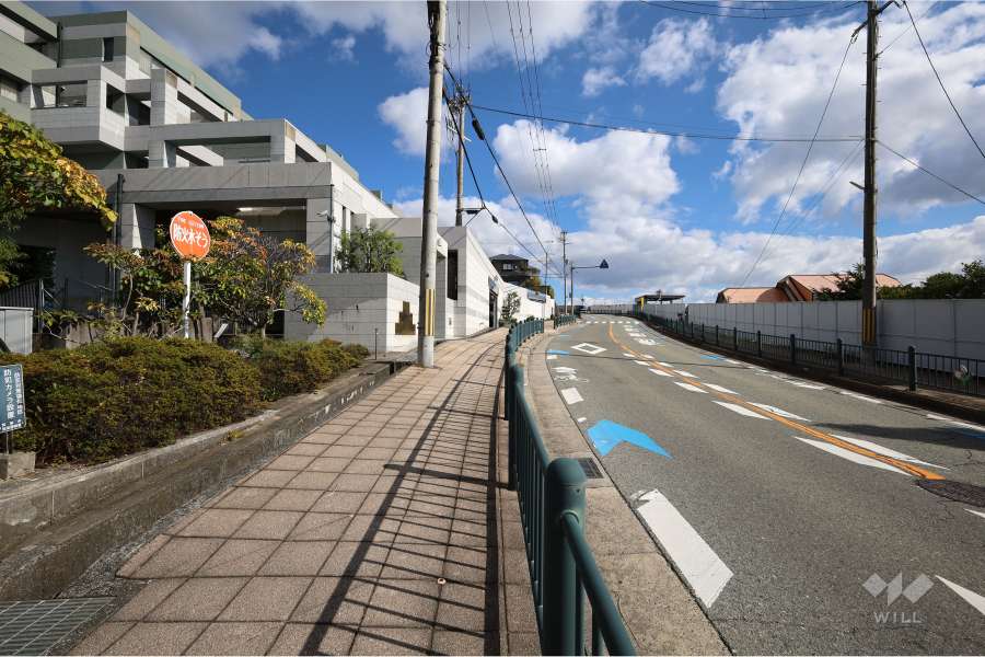 敷地南側の前面道路（府道9号箕面池田線・山麓線）