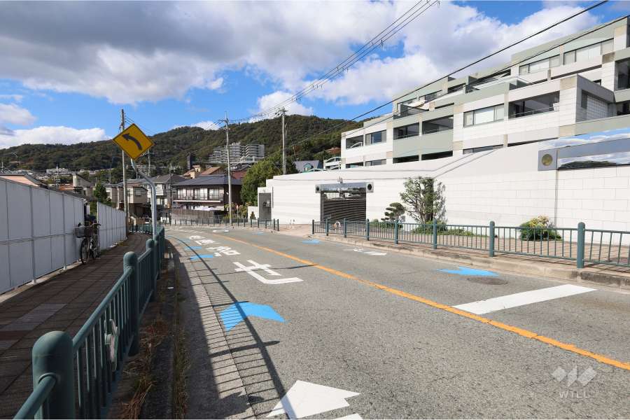 敷地南側の前面道路（府道9号箕面池田線・山麓線）