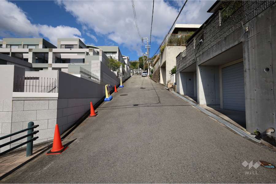 敷地西側の前面道路