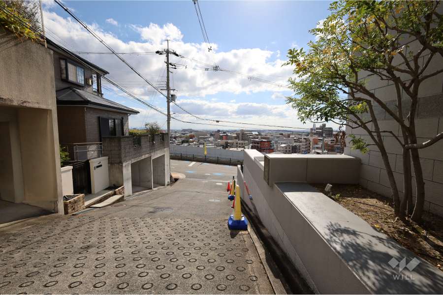 敷地東側の前面道路から見た眺め