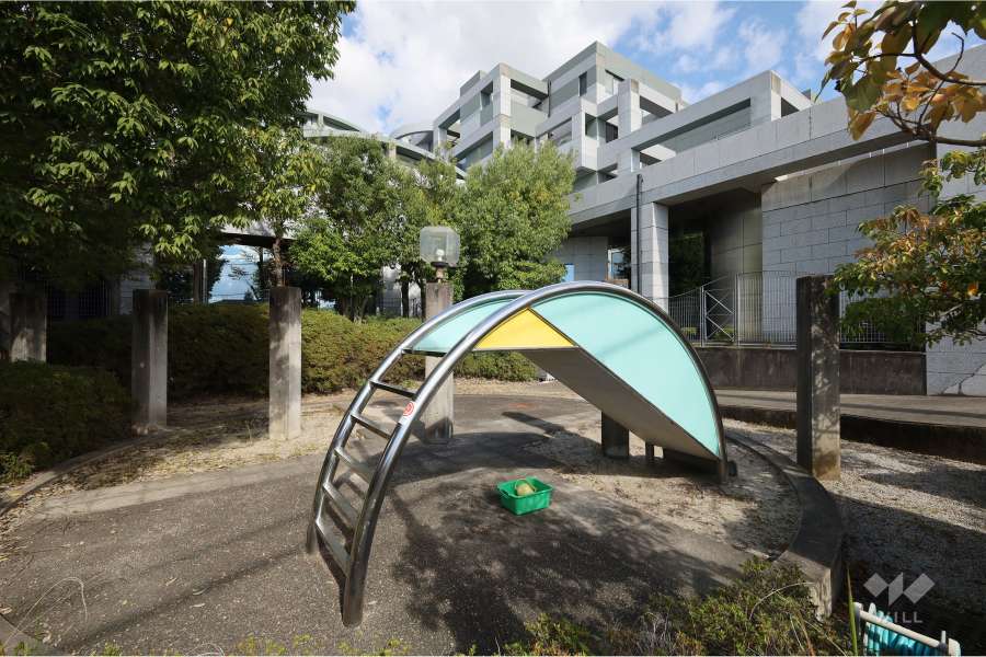 敷地に隣接して『宝寺山公園』があります。