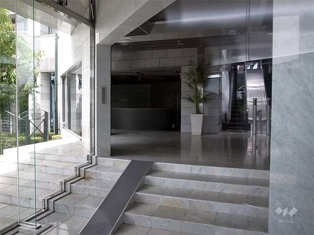 エントランスホール。エスカレーターが設置されています。