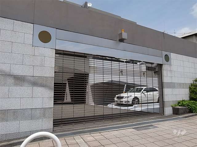 リングシャッター付きの敷地内駐車場