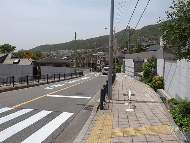 敷地南側の前面道路。駅までの道のりは坂道です。