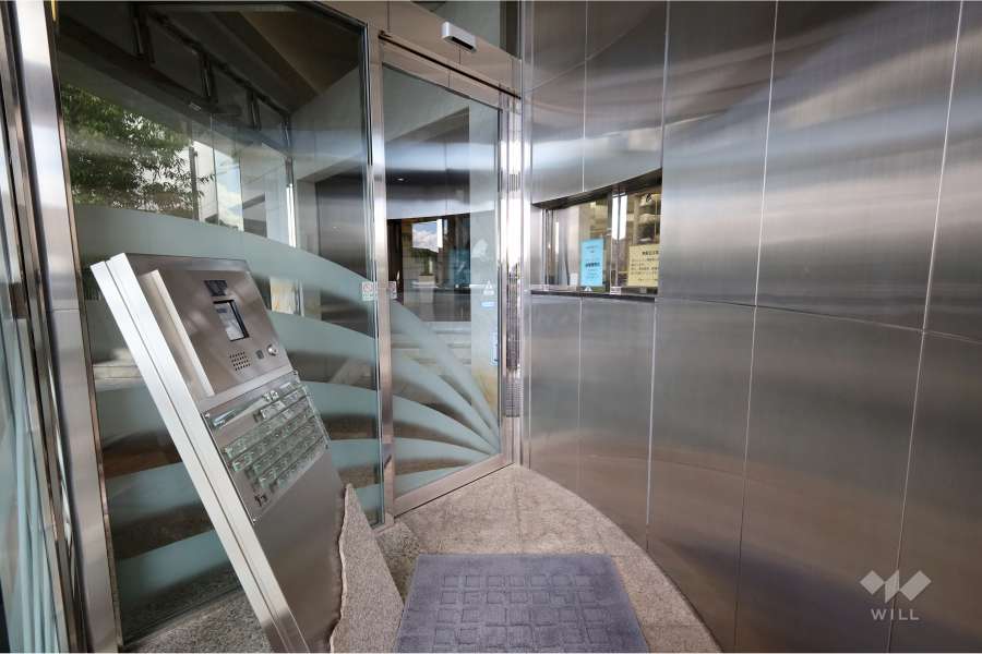 エントランスはオートロック付きです。