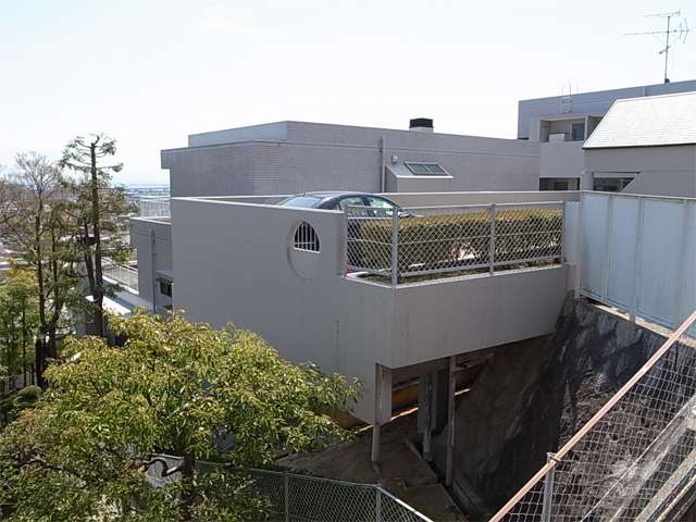 南斜面の敷地にひな壇型に建物が建てられています。