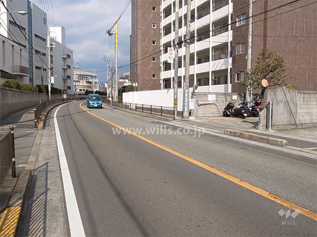 敷地西側の前面道路は二車線のバス通りです。