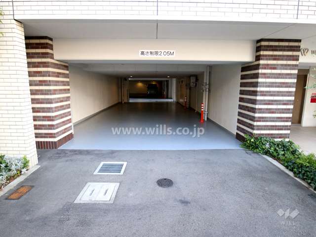 敷地内駐車場入り口