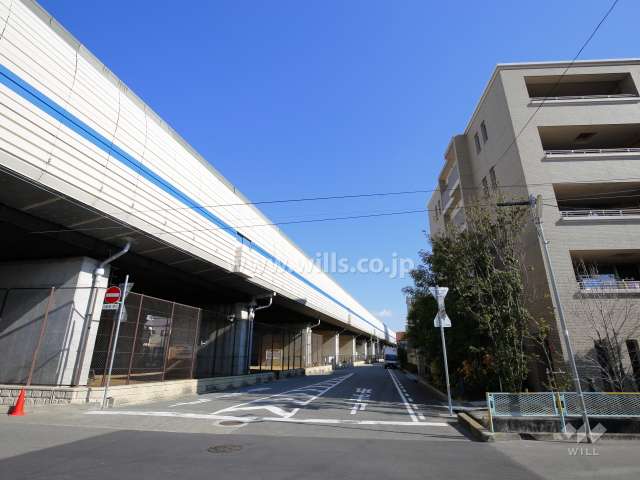 敷地北側には道を挟んで、名神高速道路が走っています。