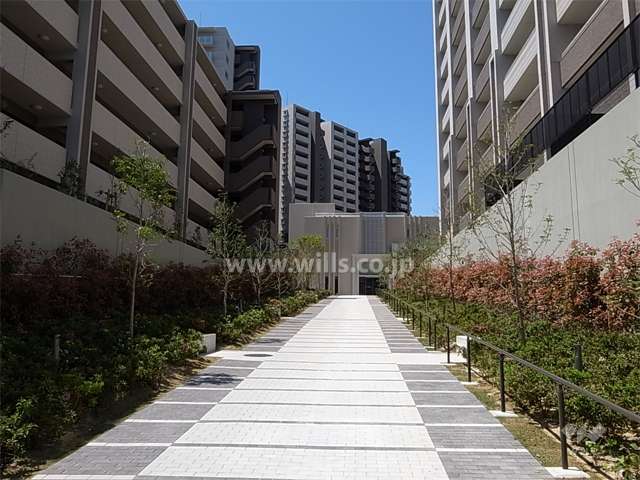 両側に植栽スペースが設けられたエントランスアプローチ