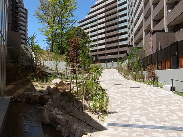 敷地内には川が流れています。