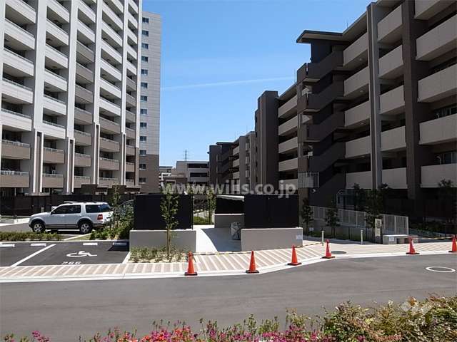 5号棟の南側には間隔をあけて、1号棟が立っています。