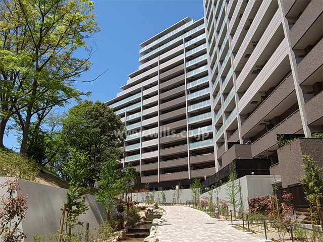 敷地内には川が流れています。