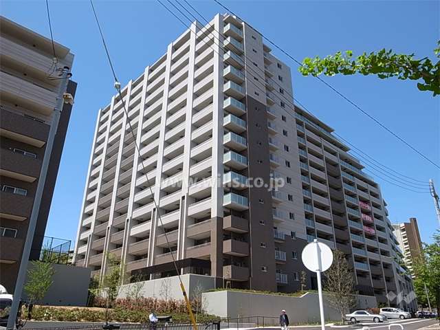 グランファースト千里桃山台8号棟（コンフォート・セントラル）と9号棟（コンフォート・ノース）の外観（南東側から）