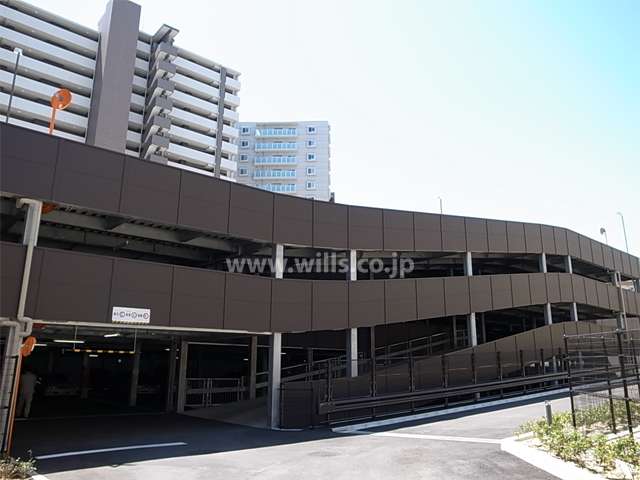 敷地北側にある駐車場棟（平面自走式　ロボットゲート付き）