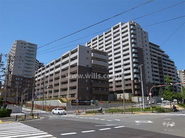 グランファースト千里桃山台の全景（南東側から）
