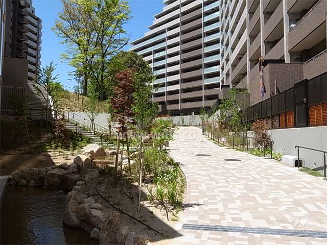 敷地内には川が流れています。