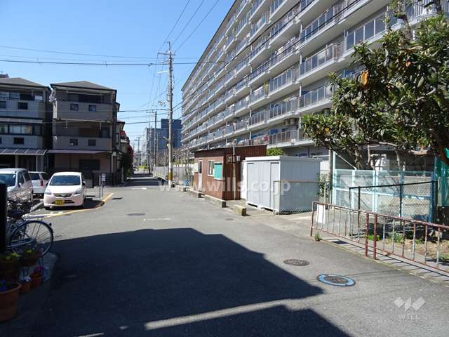 ローレルハイツ茨木1号棟の南側前面道路
