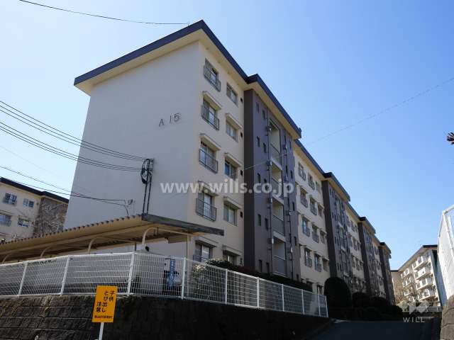 茨木郡山B住宅A15棟の外観（北東側から）