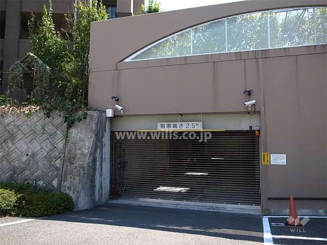 地階にある敷地内駐車場（リングシャッター付き）