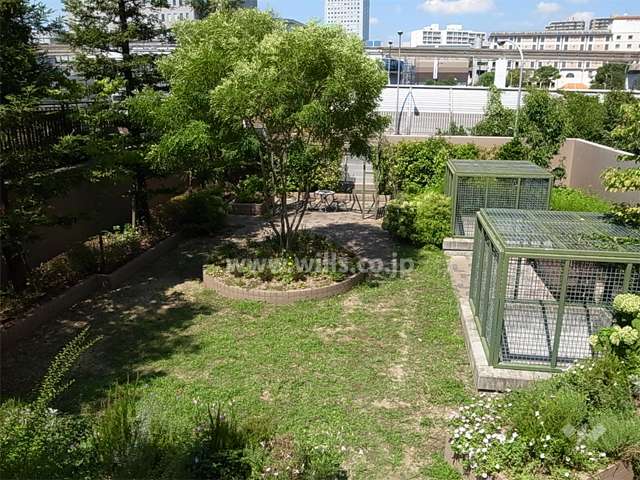 敷地内の庭園。ベンチも設置されています。
