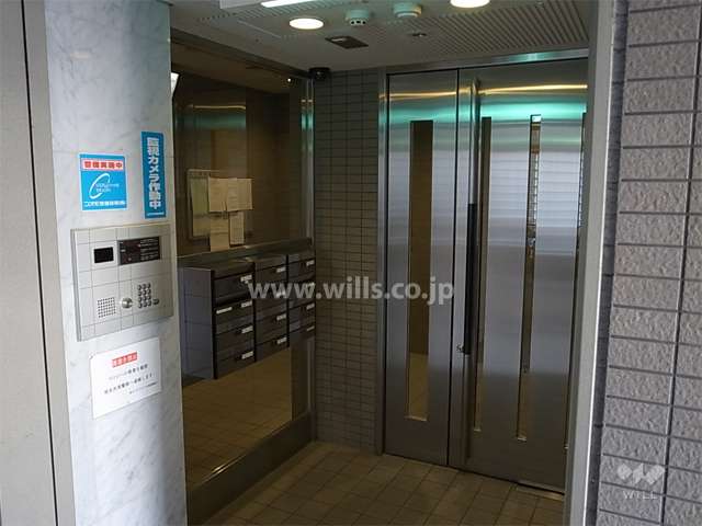 エントランスには宅配ボックスとオートロックが設置されています。