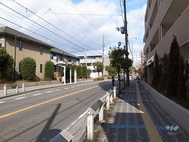 敷地の西側は二車線のバス通りで、すぐ目の前にバス停があります。