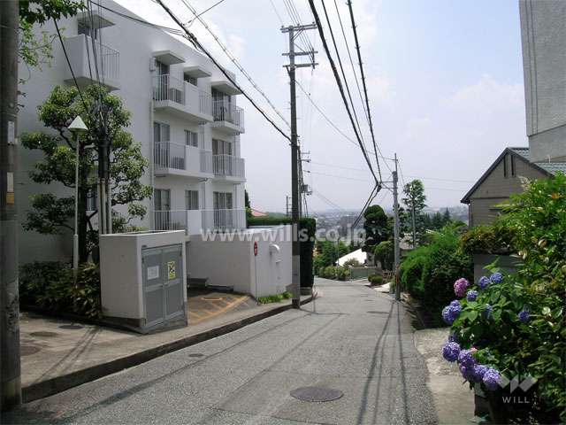 高台の住宅地にあり、駅までの道のりは坂です。
