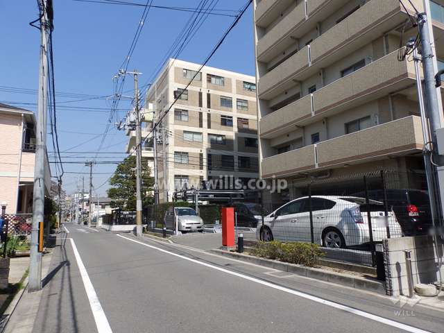 敷地西側の前面道路
