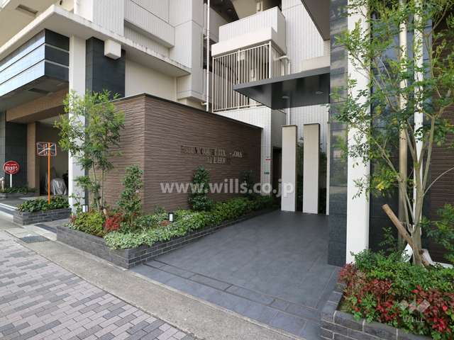 エントランス。両脇に植栽スペースが設けられています。