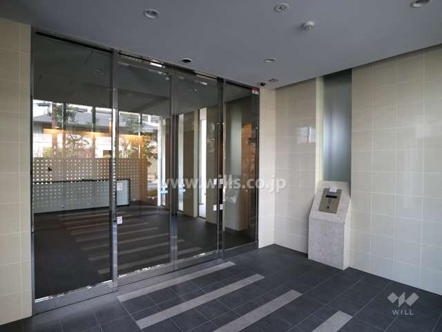 エントランスはオートロック付きです。