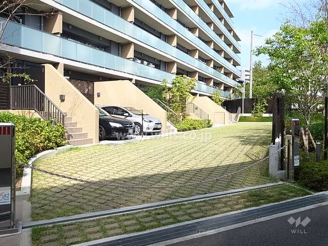 駐車場出入り口（ロボットゲート付き）