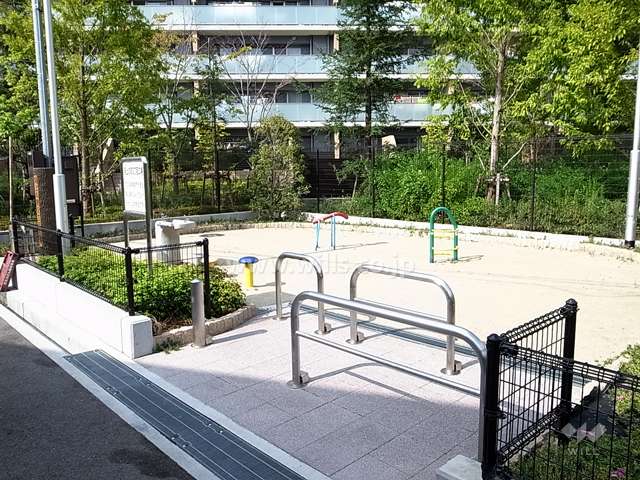 敷地に隣接する小さな公園