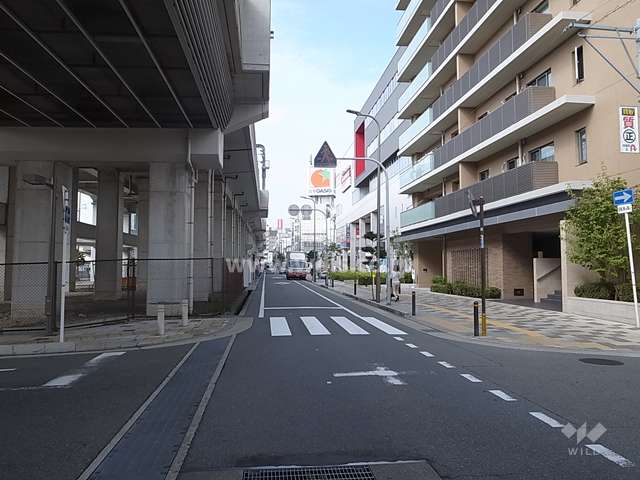 敷地西側の前面道路を挟んで阪急宝塚線が走っています。