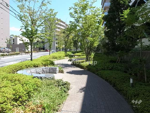 敷地の周囲に設けられたオープンスペース（植栽スペースと歩道）