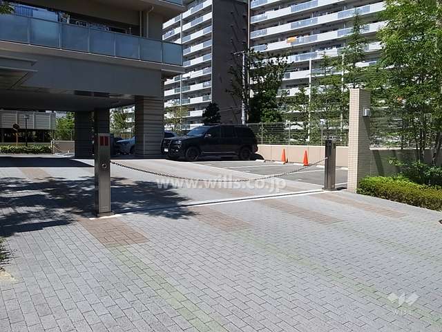 駐車場出入り口（ロボットゲート付き）