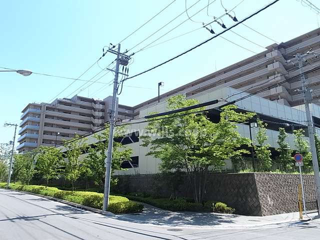 敷地北側（スカイヴィラ側）にある駐車場棟