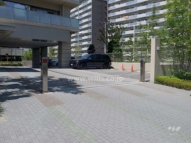 駐車場出入り口（ロボットゲート付き）