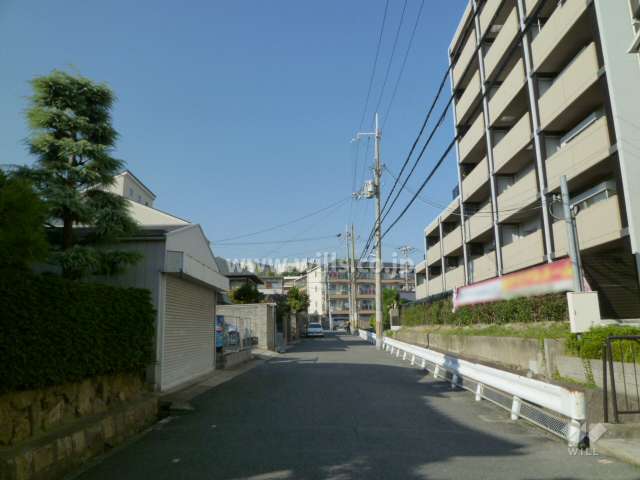 敷地西側の前面道路