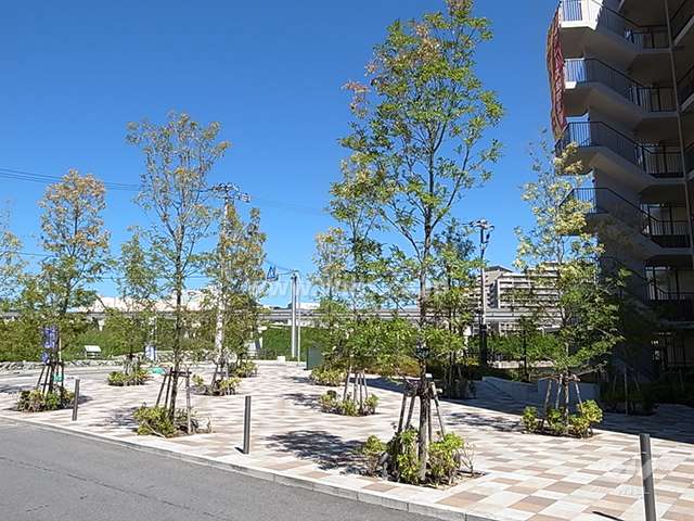 敷地入り口にあるエントランスプラザ