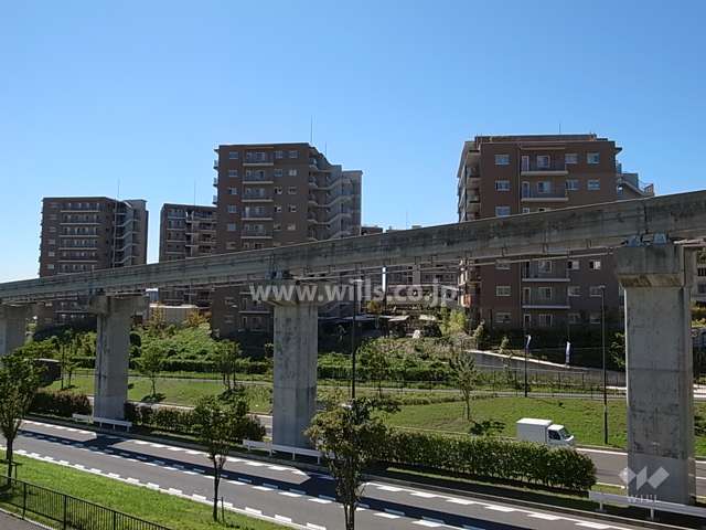 敷地の東側には大阪モノレールが走っています。