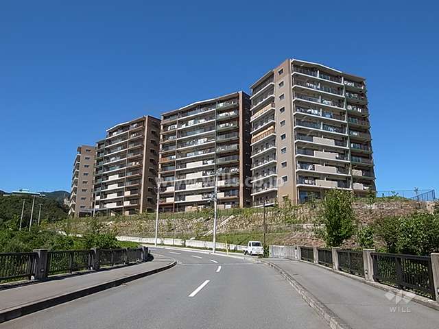 エルグレース彩都箕面の全景（南側から）