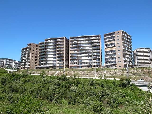 エルグレース彩都箕面の全景（南西側から）