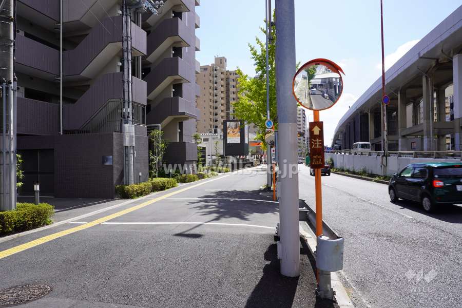 敷地西側の前面道路