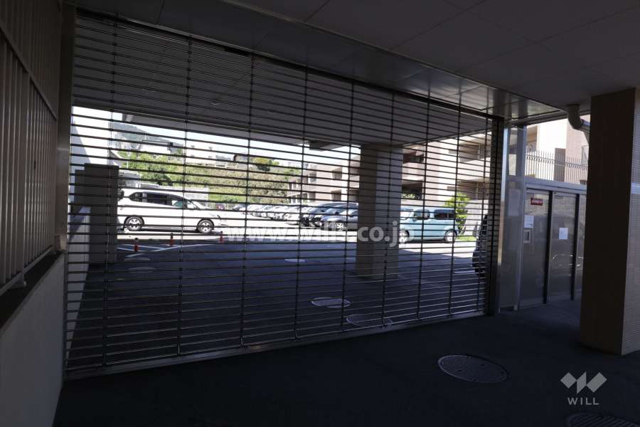 駐車場入り口（リングシャッター付き）