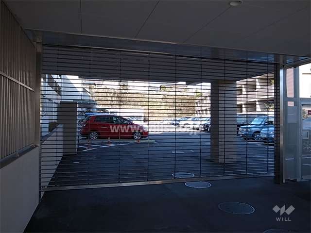 駐車場入口にはリングシャッター付きです。