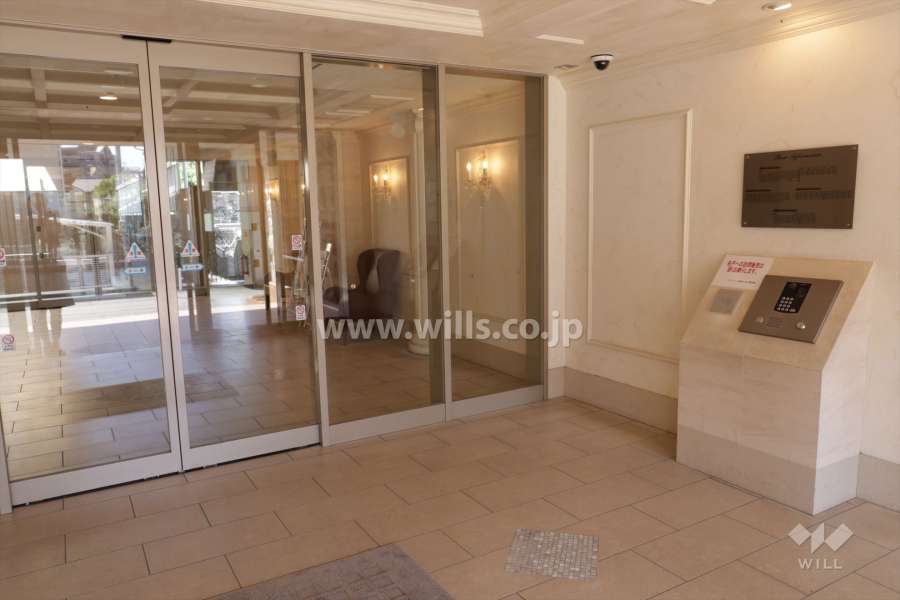 エントランスはオートロック付きです。