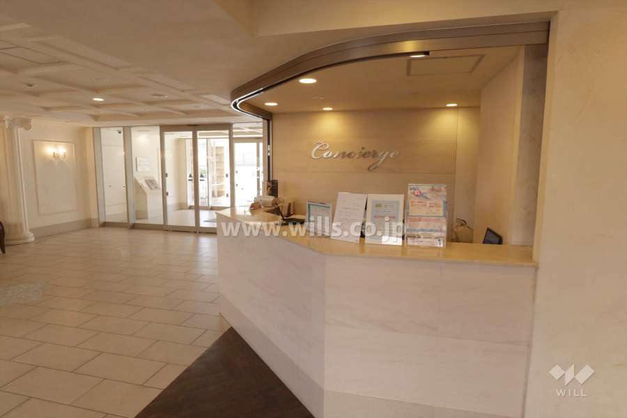 エントランスホールにはコンシェルジュカウンターがあります。